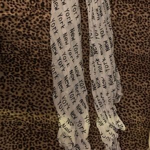 White scarf 🧣says ‘New York’ 🏙